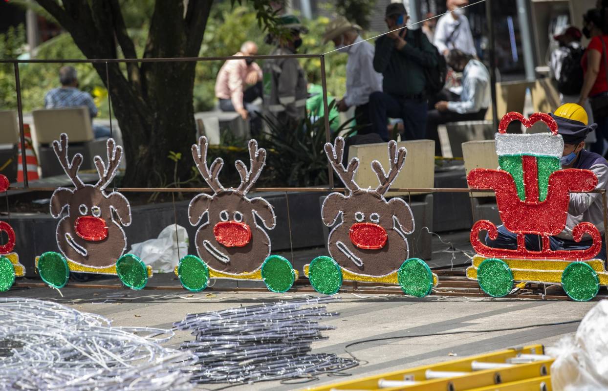 Desde muy temprano, los trabajadores alistan sus herramientas para crear un ambiente diferente en las calles de Envigado. FOTO CAMILO SUÁREZ