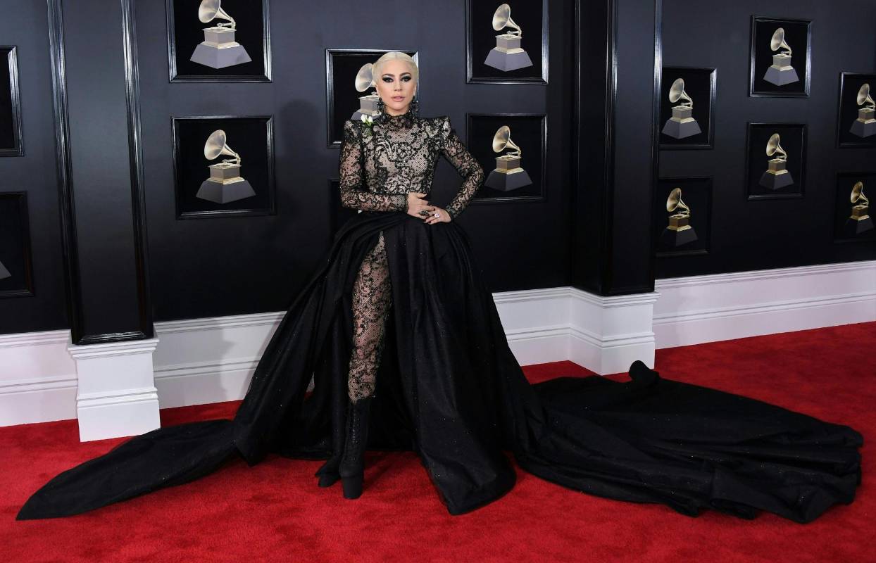 Gustó el traje de Lady Gaga, de negro. Menos extravagante que en ocasiones anteriores. FOTO AFP