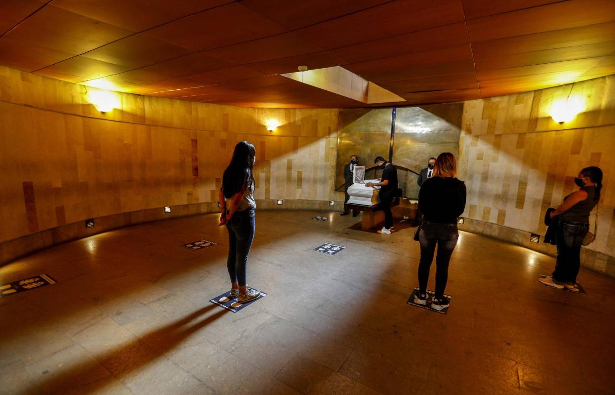 En las ceremonia y velaciones hay espacios demarcados. Los contagiados por covid - 19 no son velados si no cremados, y las cenizas se devuelven a su familia. Foto: Manuel Saldarriaga Quintero