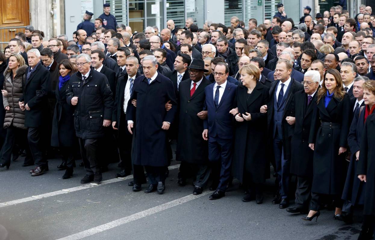 Con los brazos entrelazados, más de 40 líderes mundiales encabezaron la sombría procesión, dejando de lado sus diferencias en una manifestación que según el presidente francés Francois Hollande transformó a París en “la capital del mundo”. FOTO REUTERS
