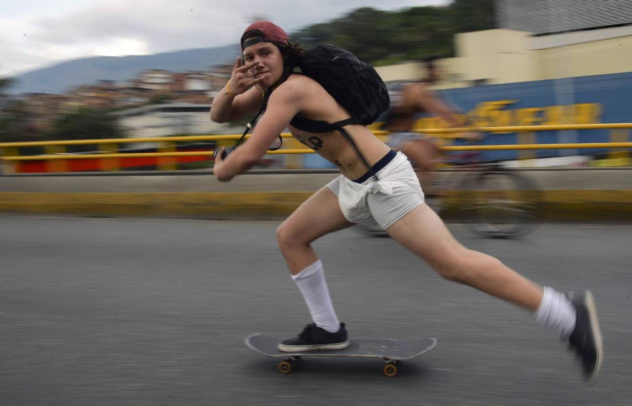 Más de dos mil personas hicieron parte de la tradicional ‘marcha sin pantalones’ realizada en Medellín. La manifestación tenía como fin defender la libertad de expresión a nivel mundial. FOTO AFP.