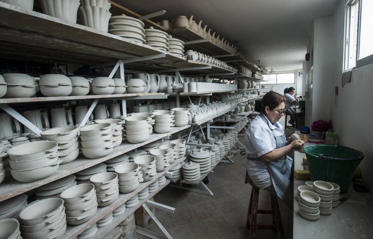 Cada paso de la cerámica es realizado a mano por las mujeres artesanas que ya dominan esta técnica y que comparten el conocimiento con las nuevas generaciones. Foto: Jaime Pérez