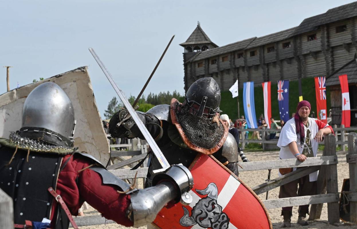 Los luchadores mostraron sus destrezas con armas medievales Foto: AFP
