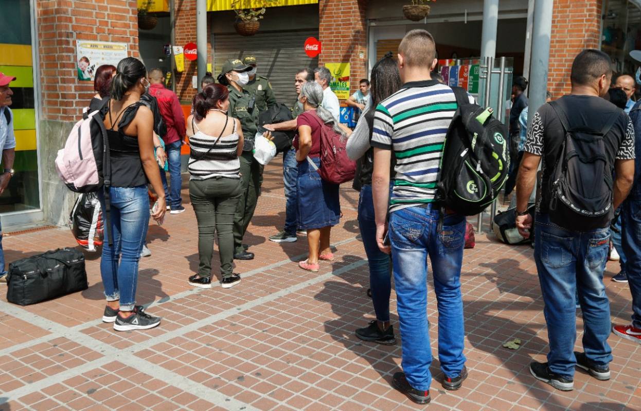  “Estamos altamente preocupados. Dijimos a la ciudadanía que las terminales iban a operar de manera excepcional, en casos que tuvieran que ver con salud, despacho de víveres, o de personas con permisos especiales para desplazarse entre ciudades y municipios”, expresó. Foto: Manuel Saldarriaga. (Terminal del Sur)