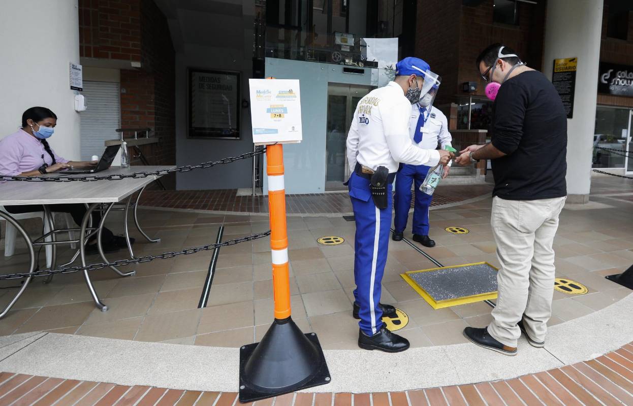 De manera cuidadosa y aplicando los controles de seguridad, en la cuidad de Medellín, aun en época de cuarentena por el covid-19, los centros comerciales Gran Plaza, Oviedo y el Mall de la Frontera, abrieron sus puertas para las personas que desean ir de compras en sus almacenes. Foto: Manuel Saldarriaga Quintero