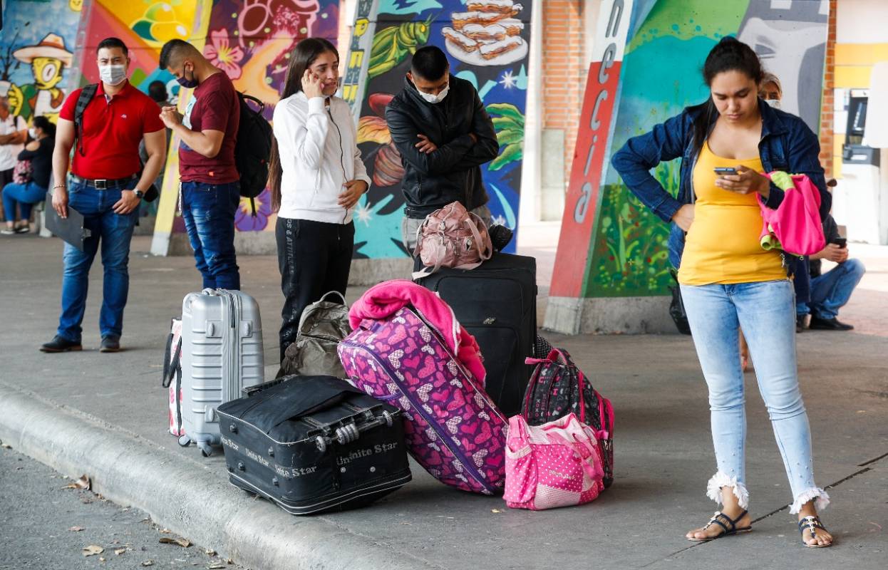  No obstante, dijo el gerente, las personas pensaron que era una burla y se fueron para la Terminal del Norte. Manifestó que el paso a seguir es disuadirlos de que no está permitido que estén en la calle y que vuelvan a sus casas y, anotó, evitarán a toda costa las medidas de choque. Foto: Manuel Saldarriaga. (Terminal del Sur). 