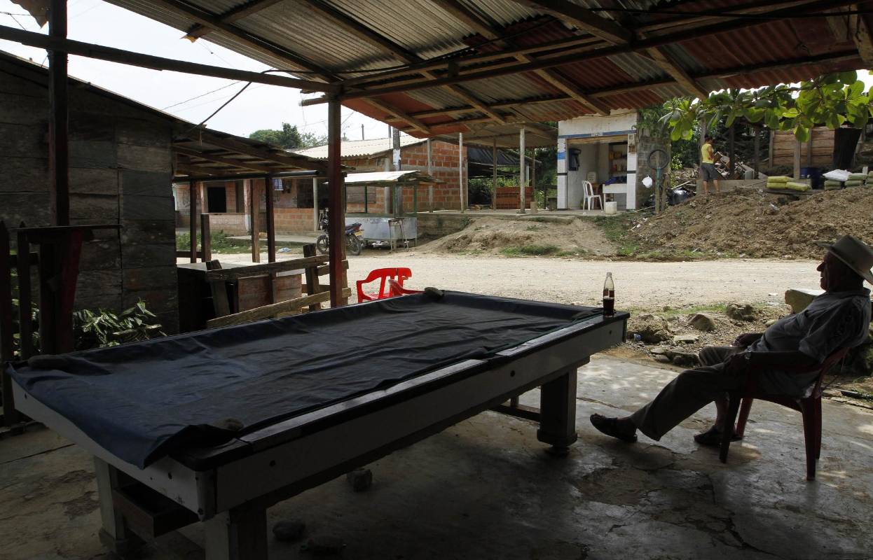 El centro poblado de Alto de Mulatos consta de dos cuadras de carretera destapada, con casas y locales a lado y lado. FOTO: Donaldo Zuluaga.