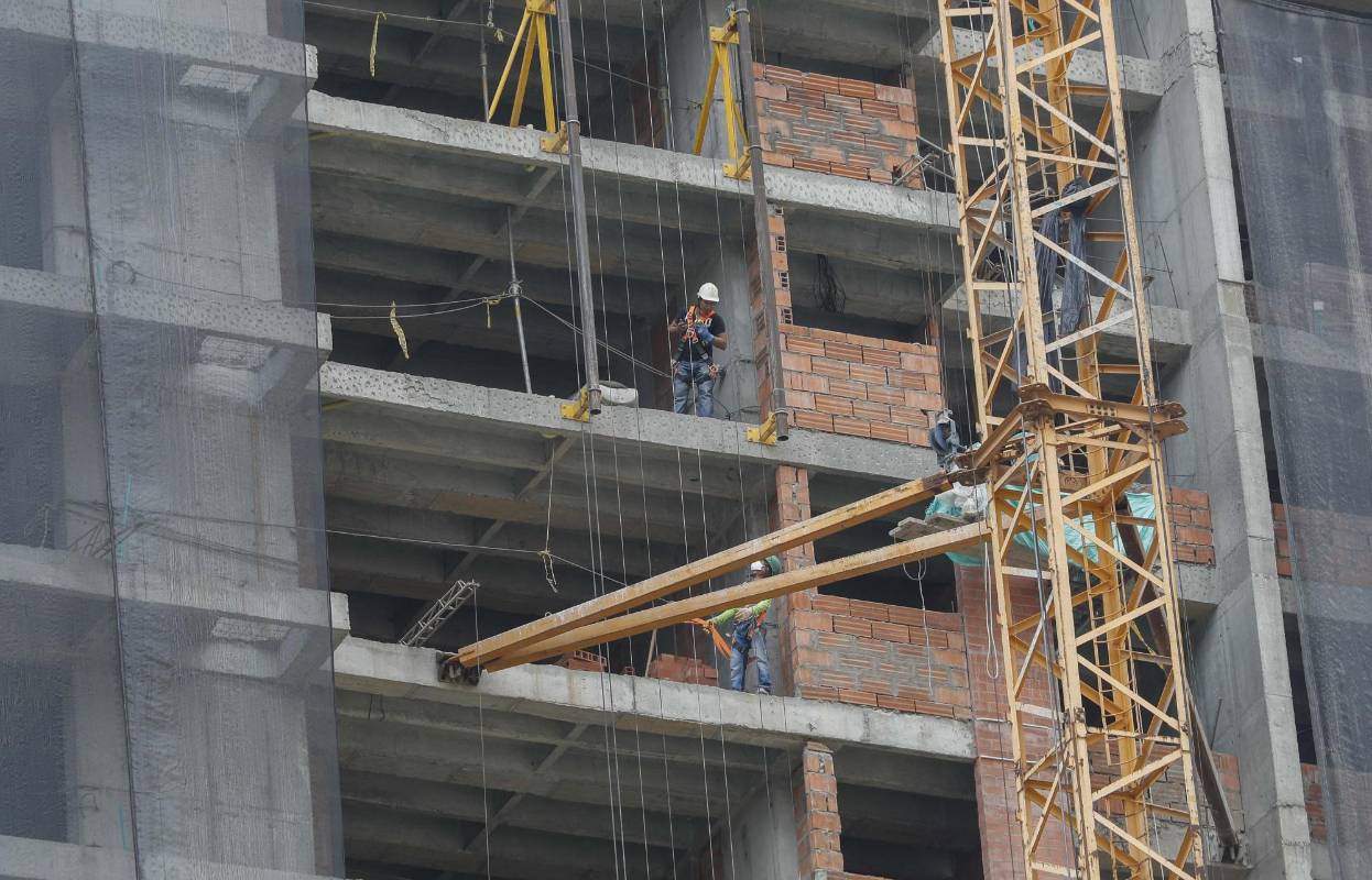 Trabajadores se hacen mas frecuentes en las construcciones, después de que el gobierno nacional permitió que en esta época de cuarentena se reactivaran estas labores para mejorar la economía tanto de los obreros como las constructoras. Foto: Manuel Saldarriaga Quintero