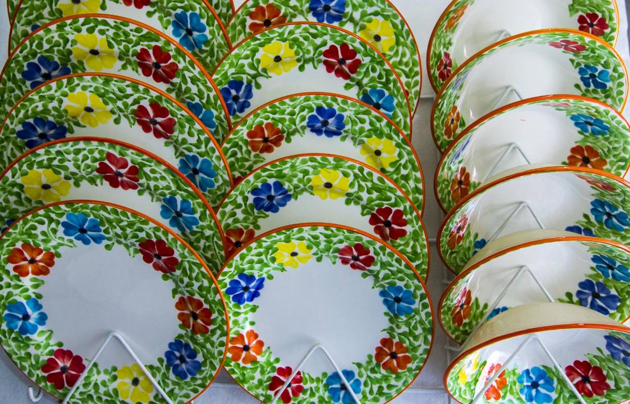 Cada paso de la cerámica es realizado a mano por las mujeres artesanas que ya dominan esta técnica y que comparten el conocimiento con las nuevas generaciones. Foto: Jaime Pérez