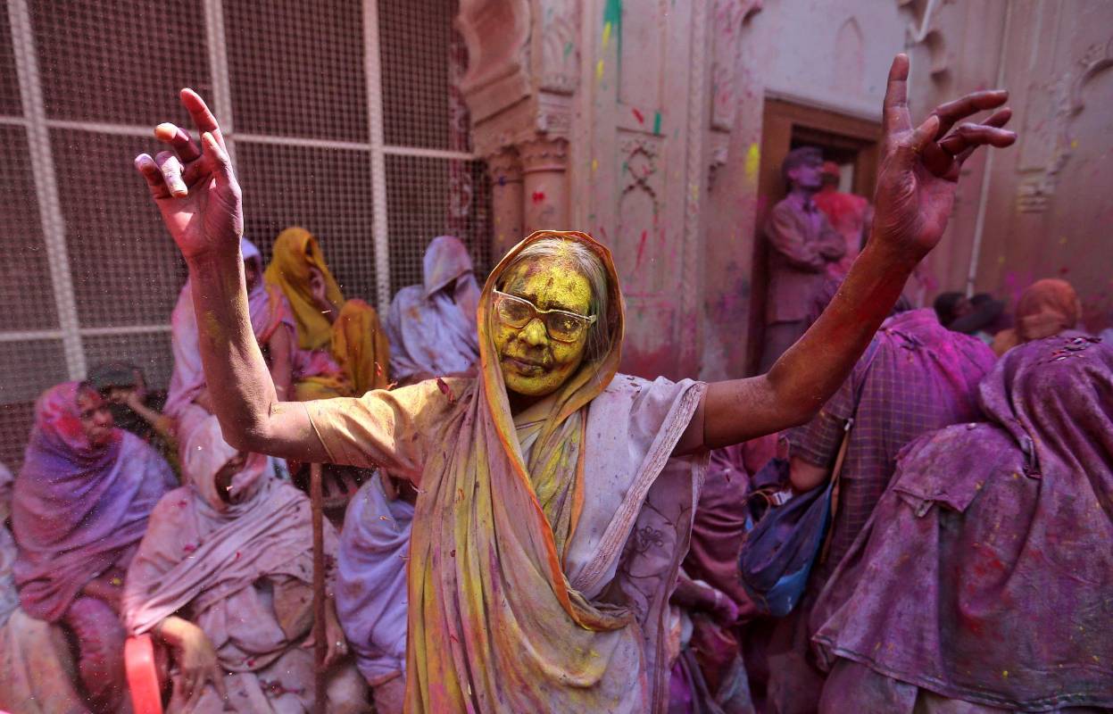 El festival del color, como es conocido en el país asiático, se celebra oficialmente la primera luna llena de marzo y sus orígenes se remontan a diferentes leyendas mitológicas hindúes. FOTO REUTERS