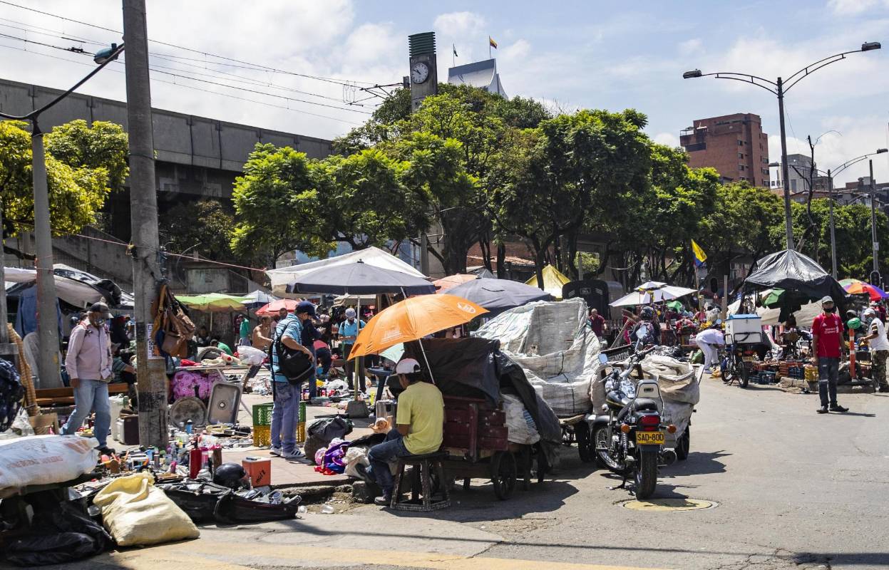 El nuevo Bazar no ha pasado del papel. Los venteros llevan seis años esperando a ser reubicados. La Alcaldía dice que esta administración, por fin, dará una solución al problema. Foto: Manuel Saldarriaga Quintero.