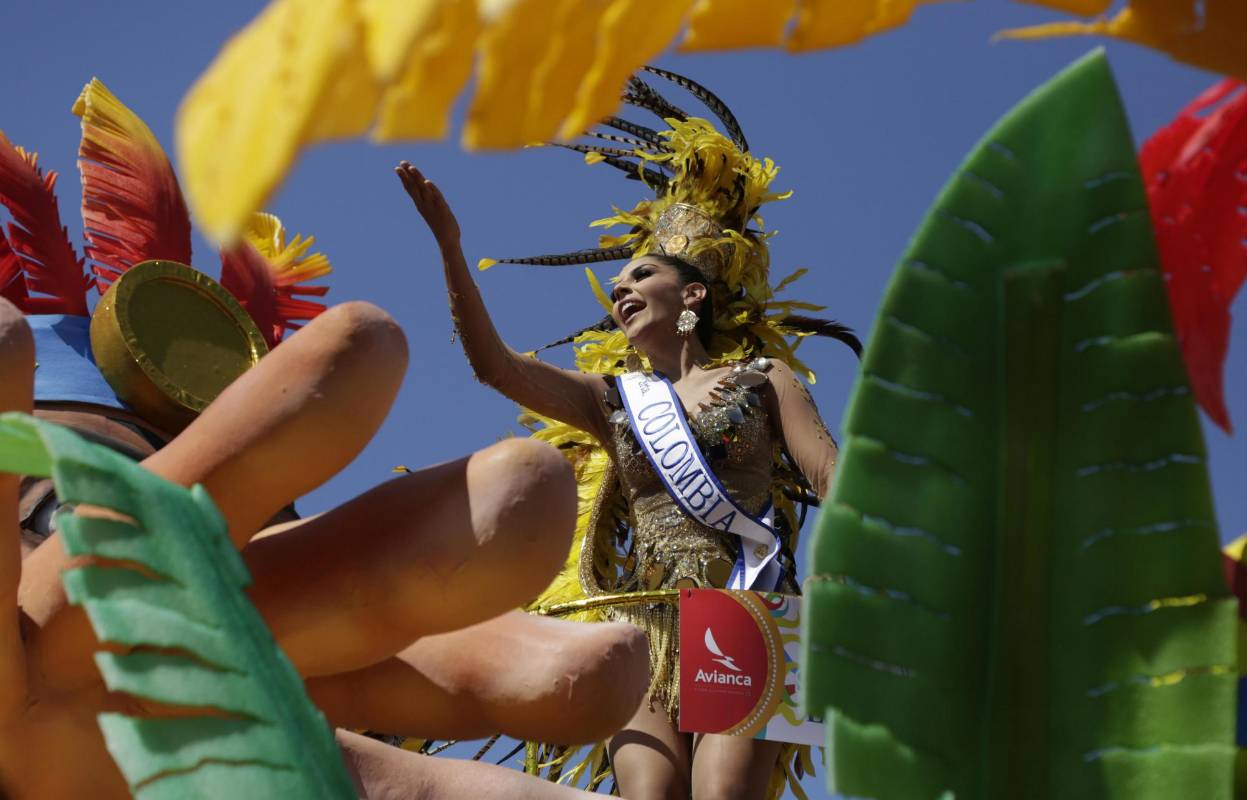 Liderados por la Reina del Carnaval, Valeria Abuchaibe, quien desfiló hoy en una de las 18 carrozas que engalanaron la multicolor caravana, unos 12.000 actores distribuidos en 90 grupos folclóricos y 200 disfraces deleitaron a más de 600.000 personas que se apostaron a lo largo de cuatro kilómetros y medio de recorrido. FOTO EFE