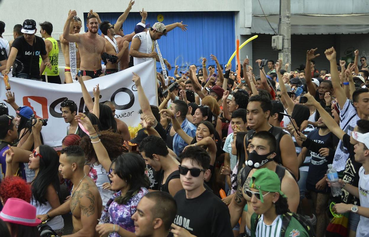 Más de dos mil personas hicieron parte de la tradicional ‘marcha sin pantalones’ realizada en Medellín. La manifestación tenía como fin defender la libertad de expresión a nivel mundial. FOTO AFP.