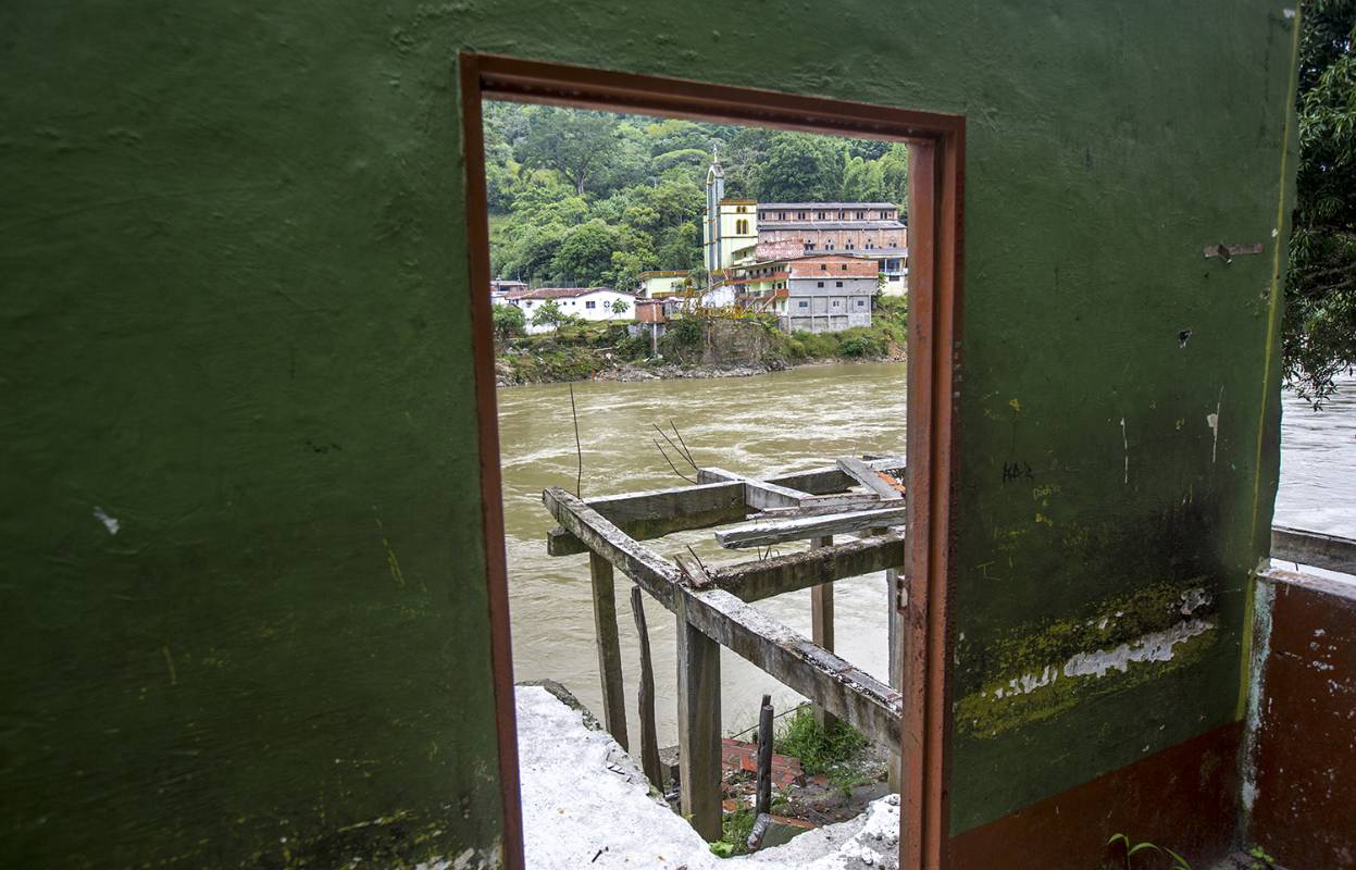 Solo la fachada de varias construcciones fue lo único que quedo en pie después de la avalancha del 12 de mayo. FOTO JUAN ANTONIO SÁNCHEZ OCAMPO