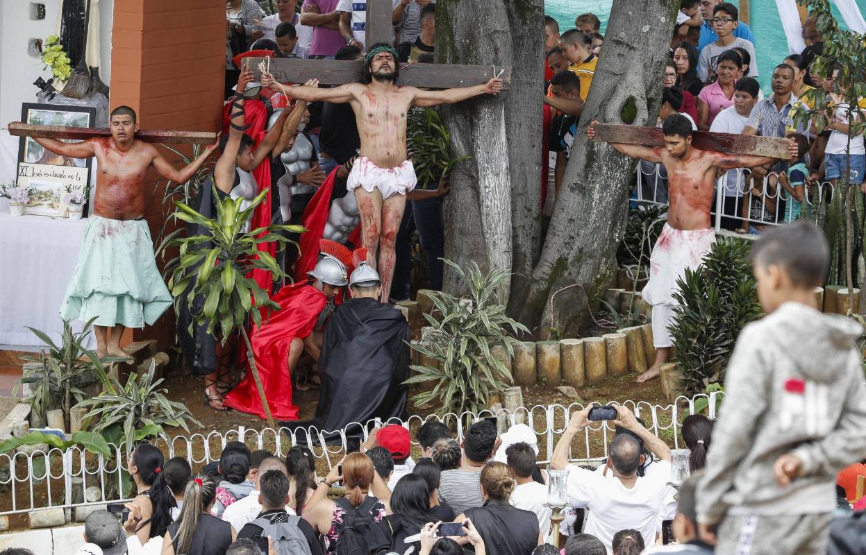 El viacrucis del barrio Villa del Socorro, en la comuna 2 de Medellín, tiene la representación en vivo. Foto Manuel Saldarriaga