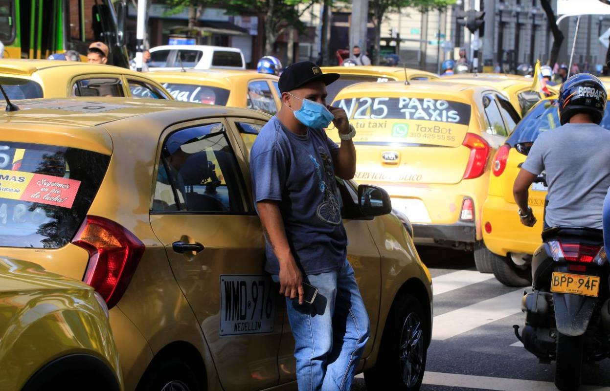 A las 2:00 a. m., comitivas de taxistas empezaron a llegar a la avenida Las Palmas, la Floresta, autopista Medellín - Bogotá y San Juan con la 65. Las manifestaciones también se están llevando a cabo en Bogotá, Cali, Bucaramanga, Manizales, Cartagena y Pereira, y tienen como fin protestar en contra de los proyectos de ley que buscan autorizar el servicio de transporte público a través de plataformas. FOTO JUAN ANTONIO SÁNCHEZ OCAMPO