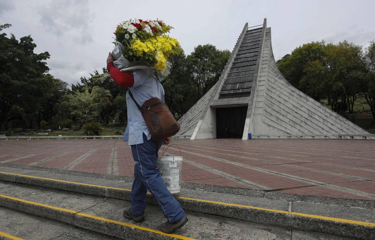 En las ceremonia y velaciones hay espacios demarcados. Los contagiados por covid - 19 no son velados si no cremados, y las cenizas se devuelven a su familia. Foto: Manuel Saldarriaga Quintero