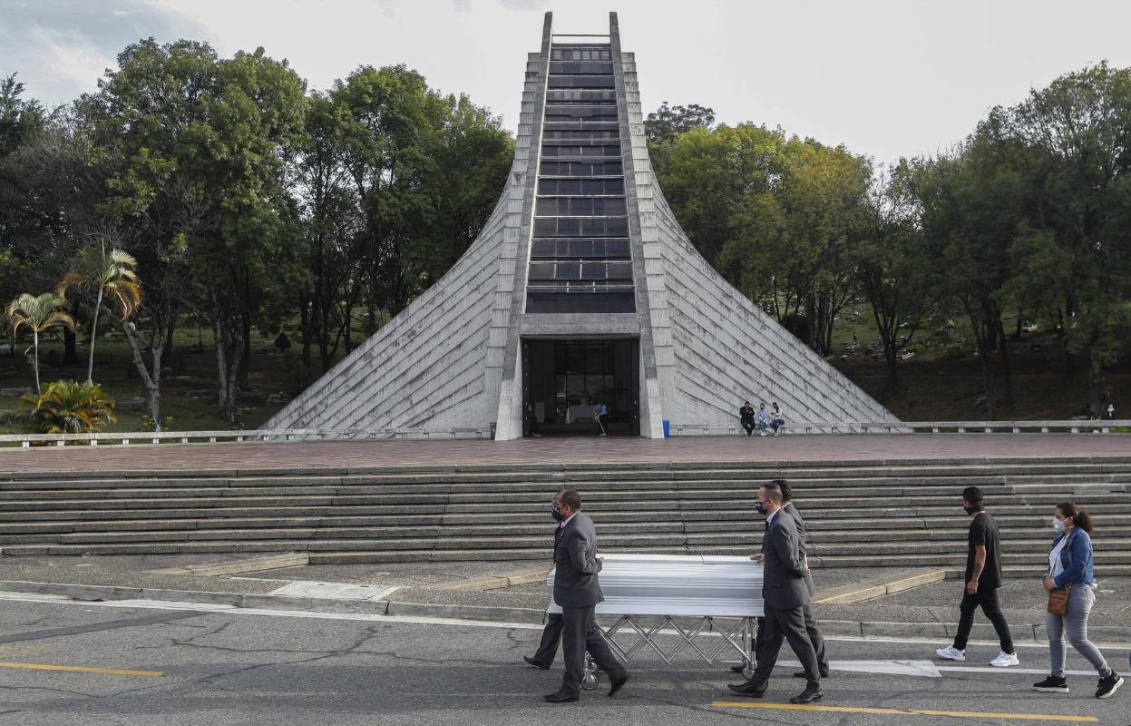 En las ceremonia y velaciones hay espacios demarcados. Los contagiados por covid - 19 no son velados si no cremados, y las cenizas se devuelven a su familia. Foto: Manuel Saldarriaga Quintero