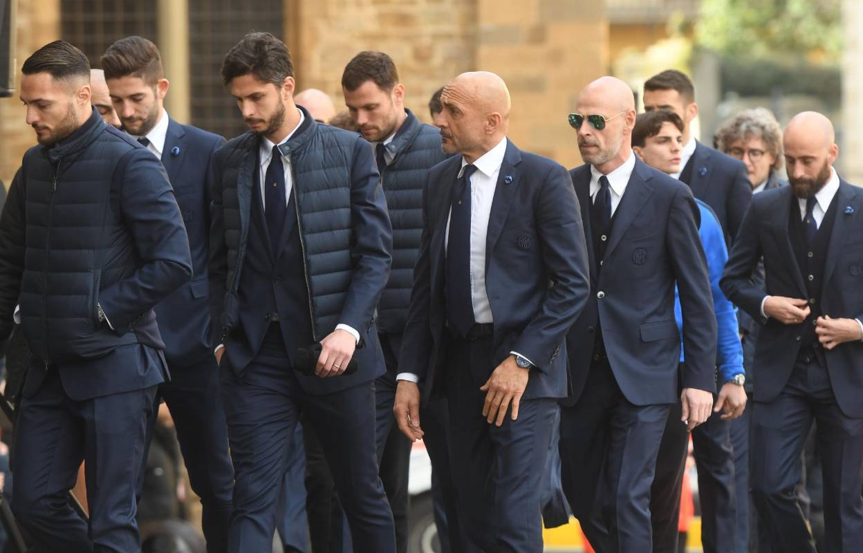 El director del Inter de Milán, Luciano Spalletti, llega con los jugadores al funeral del capitán de la Fiorentina FOTO AFP