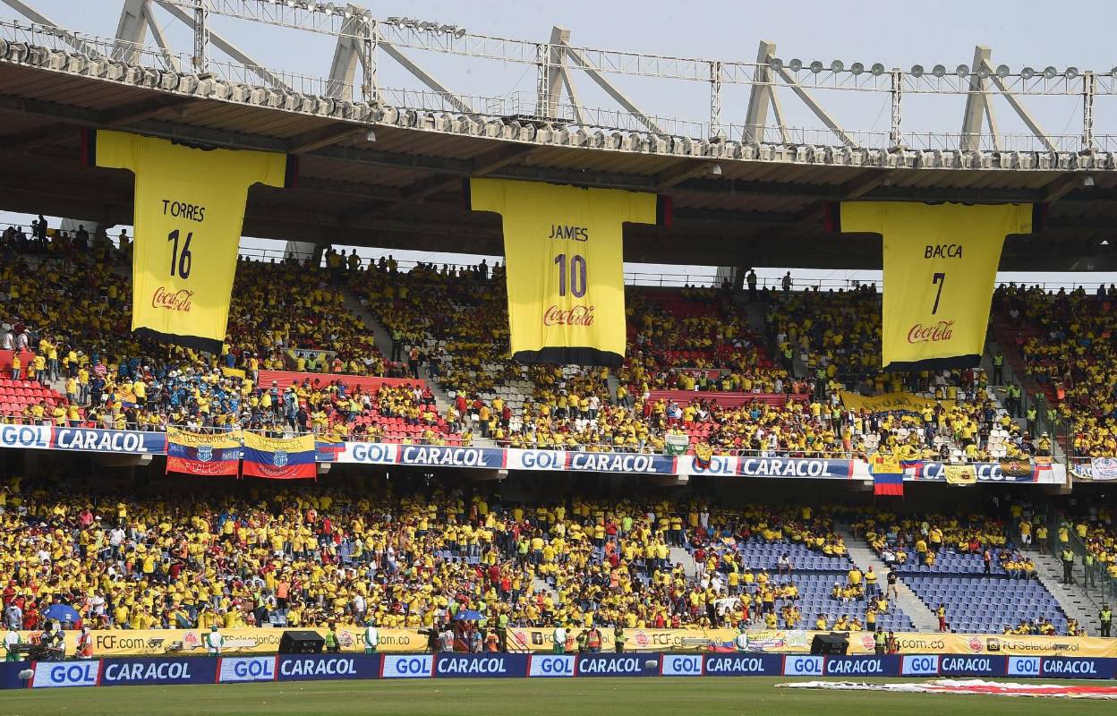 En el interior del estadio Metropolitano Roberto Meléndez de Barranquilla fue expuesta la réplica en gran tamaño de las camisetas de jugadores colombianos Carlos Bacca (7), James (10) Rodríguez y Diego Alejandro Torres (16). FOTO AFP