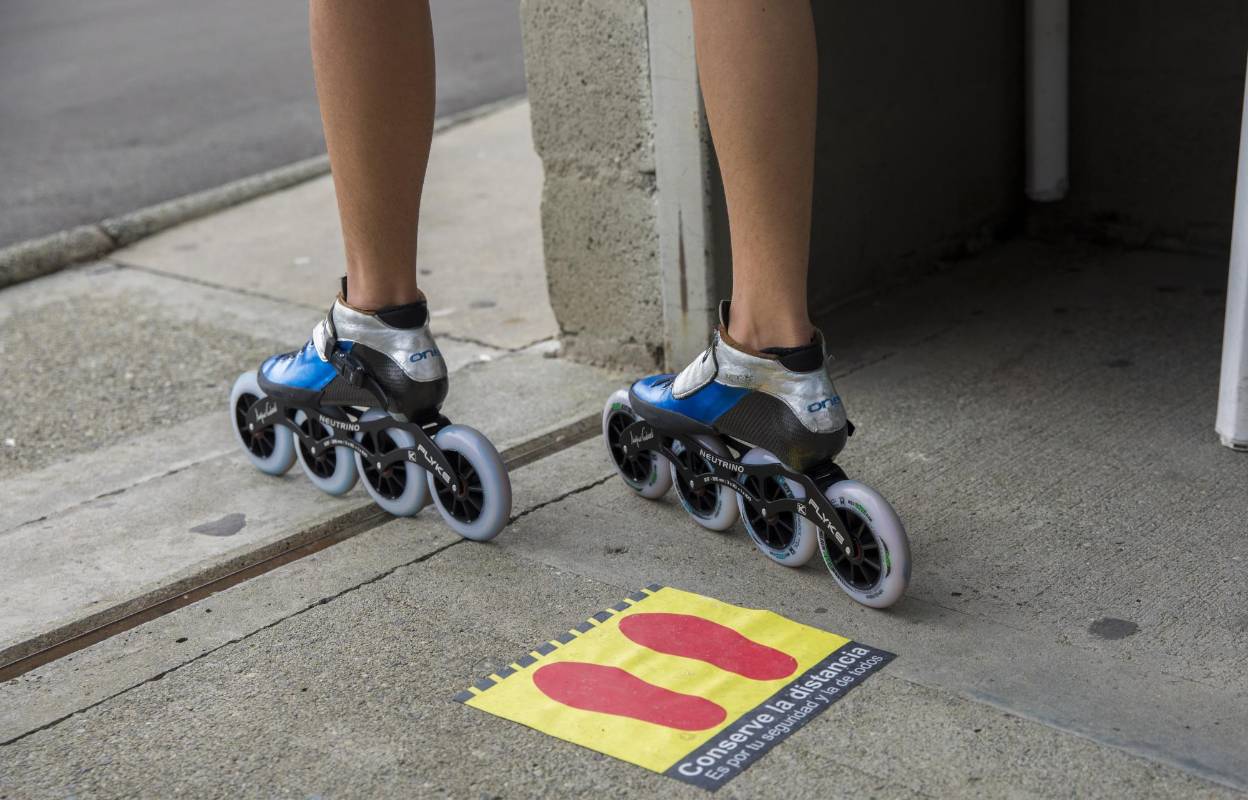Con medidas de bioseguridad los patinadores ingresan a la pista donde realizan sus pruebas de velocidad. Foto. Camilo Suárez.