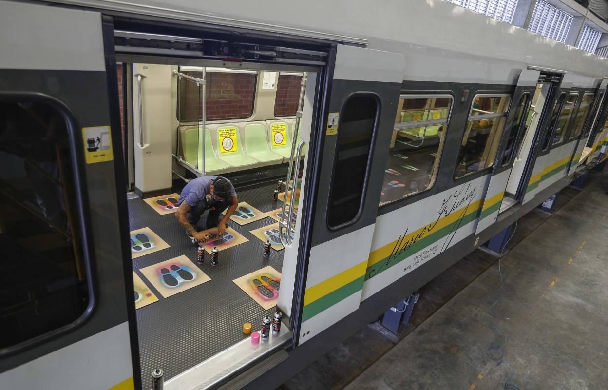 En los trenes (de segunda generación, que se unen con fuelles) la intervención se realiza con adhesivos, dado que el piso así lo permitía. Foto Manuel Saldarriaga