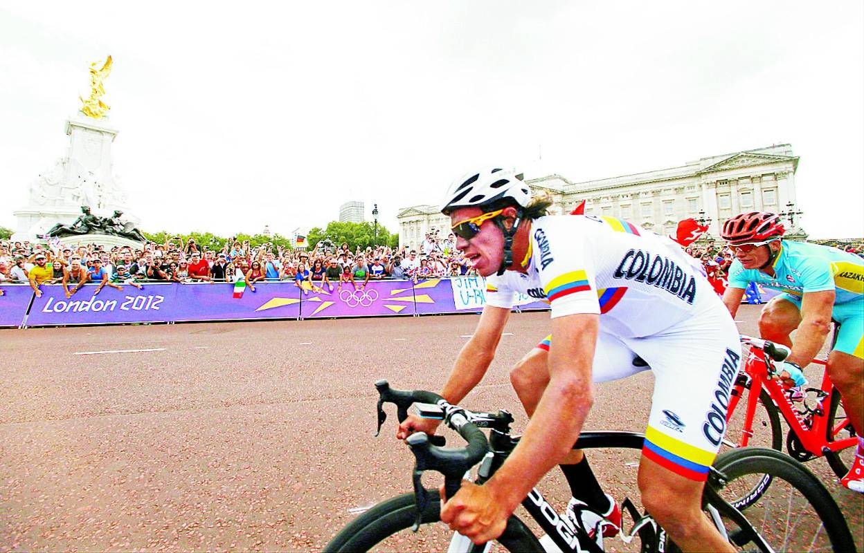 Rigo venía de líder pero en los metros finales de la prueba, el kazajo Alexandr Vinokourov lo alcanzó para llevarse la medalla de oro de los Olímpicos Londres 2012. FOTO CORTESÍA