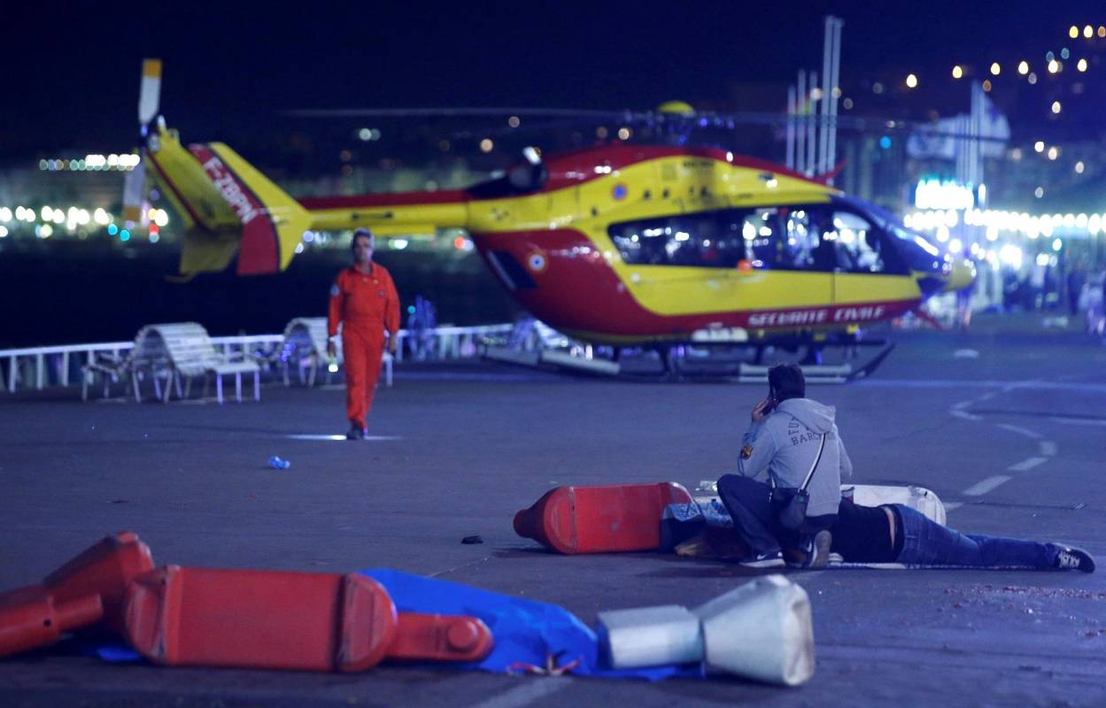 El paseo marítimo quedó cubierto de cuerpos sin vida. FOTO REUTERS