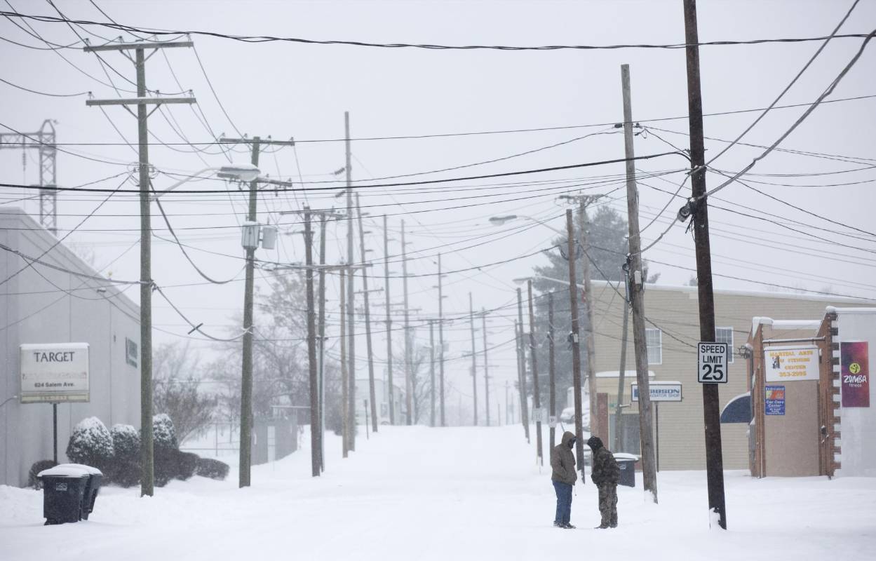 Luego de que la tormenta llegue a Nueva York a última hora del viernes, la acumulación de nieve podría alcanzar los 30 centímetros, con rachas de viento de hasta 80 kph. FOTO AP