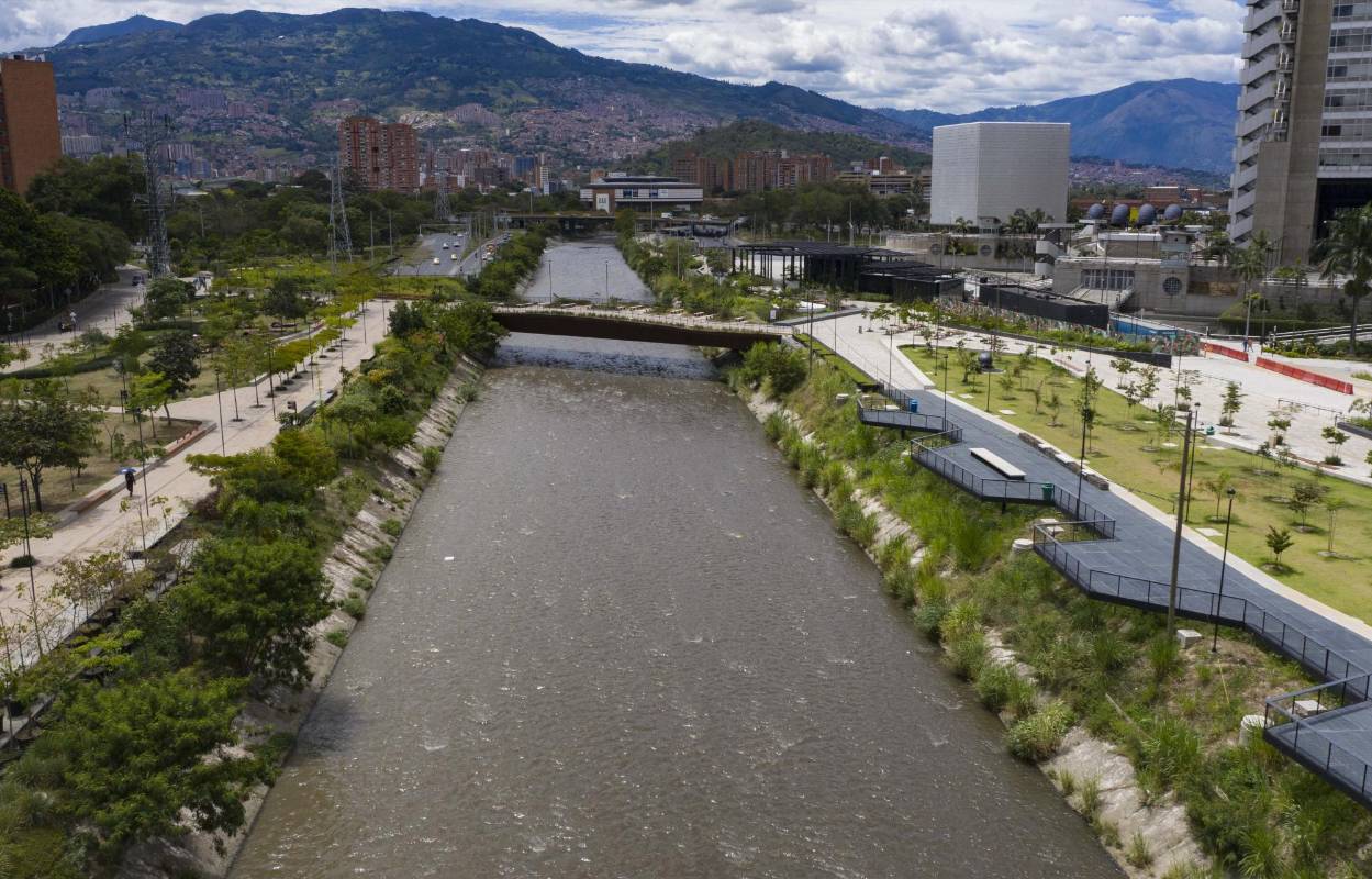 La suspensión de gran parte de la actividad comercial e industriales alivió la carga contaminante. Sin embargo según el Amva los hogares contaminan más. Estas son algunas imágenes entre el municipio de Caldas hasta el municipio de Barbosa. Foto: Manuel Saldarriaga Quintero.