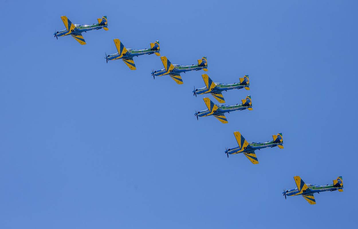 Hubo hasta nueve aeronaves surcando el cielo en perfecta coordinación. FOTO JUAN ANTONIO SÁNCHEZ
