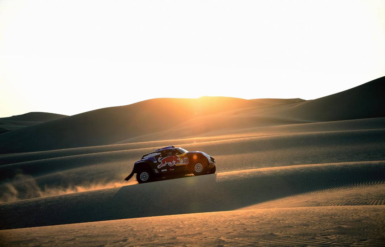 Los pilotos españoles de Mini, Carlos Sainz y su copiloto, Lucas Cruz, compiten durante la Etapa 2 del Dakar 2019 entre Pisco y San Juan de Marcona. Fotos: AFP