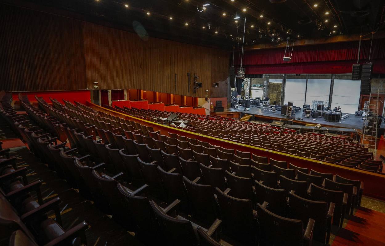 La crisis ronda a los teatros de Medellín debido a que aún no han podido brindar sus presentaciones artísticas. La pandemia afectó de forma contundente su cotidianidad y los espacios vacíos ahora son aprovechados por los mismos artistas para reacomodar y hacer mantenimiento al lugar. Siguen a la espera de recomenzar la función porque el show debe continuar. Foto Manuel Saldarriaga Quintero.