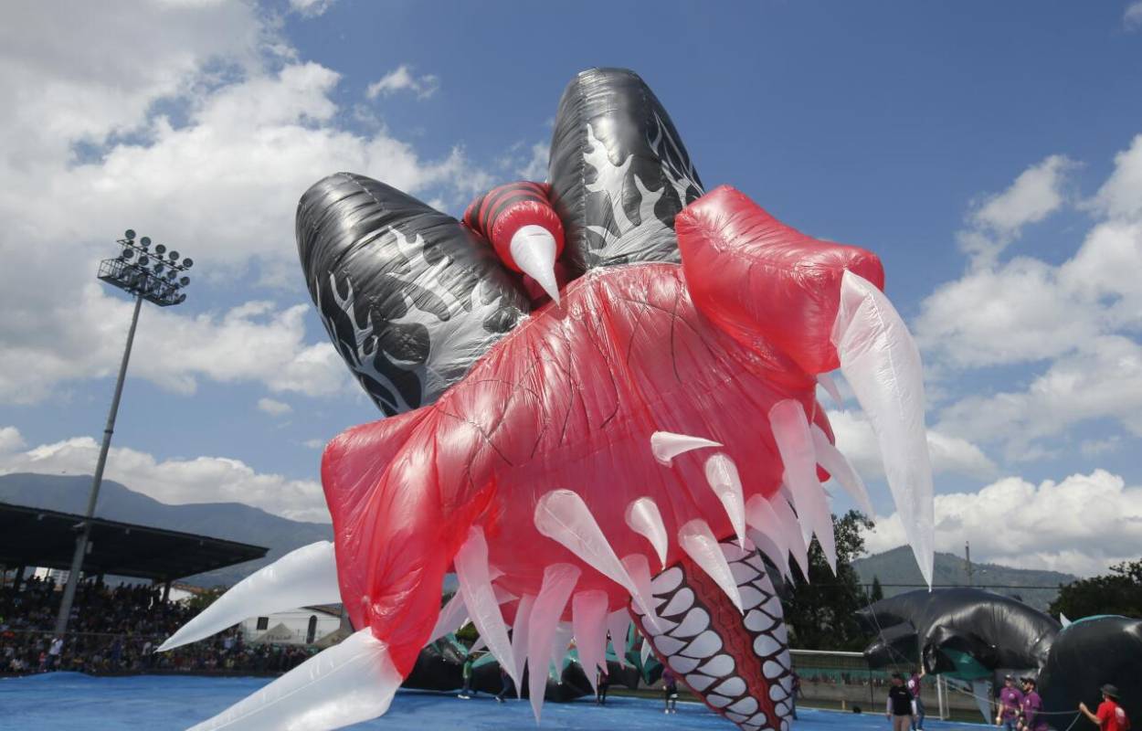 Como ya es tradición, en la cancha del barrio El Dorado, municipio de Envigado, se realiza el tradicional festival de globos solares de fin de año. FOTO JUAN ANTONIO SÁNCHEZ