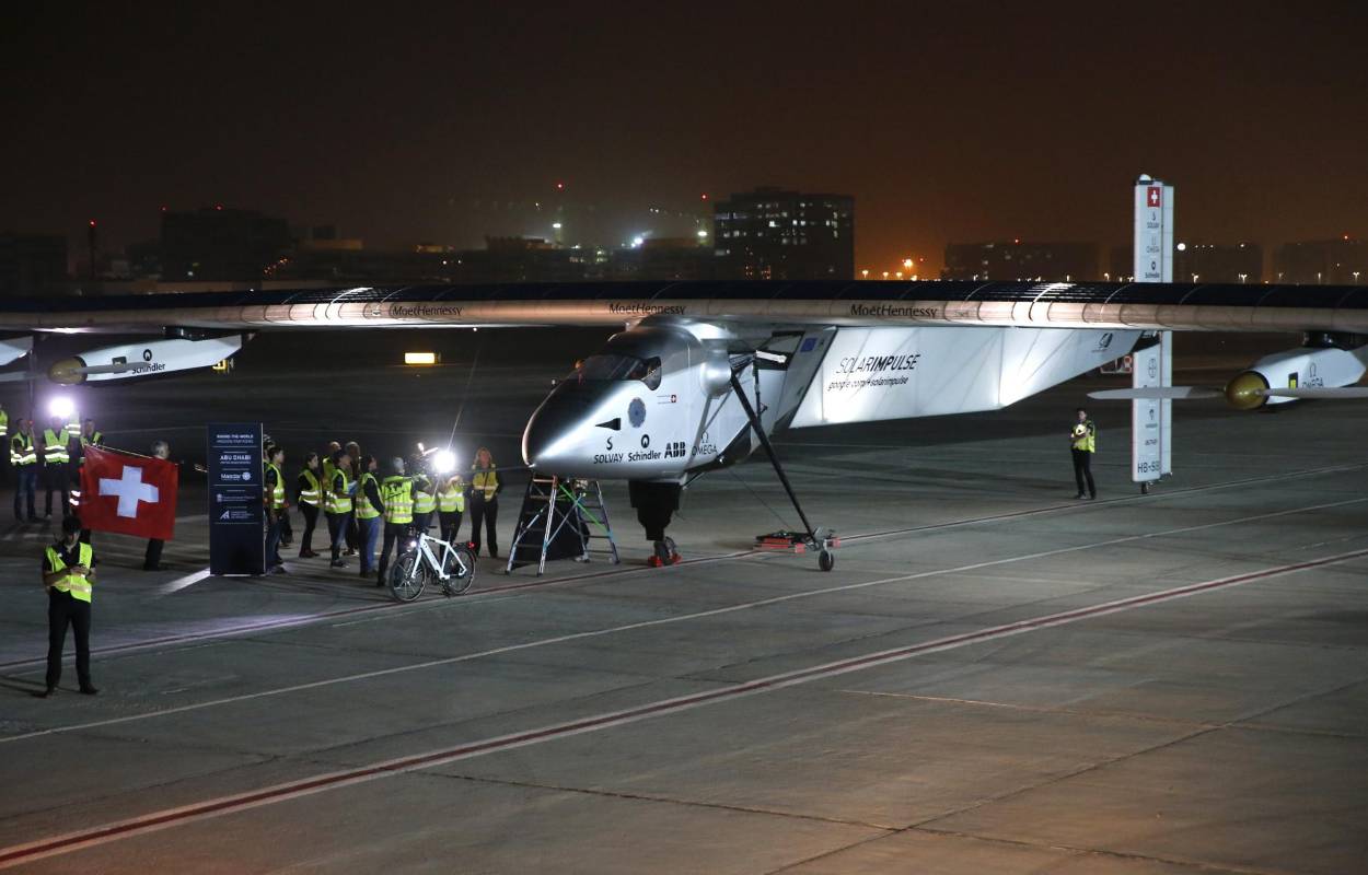  El despegue del Solar Impulse 2 se retrasó debido a los fuertes vientos. FOTO AFP