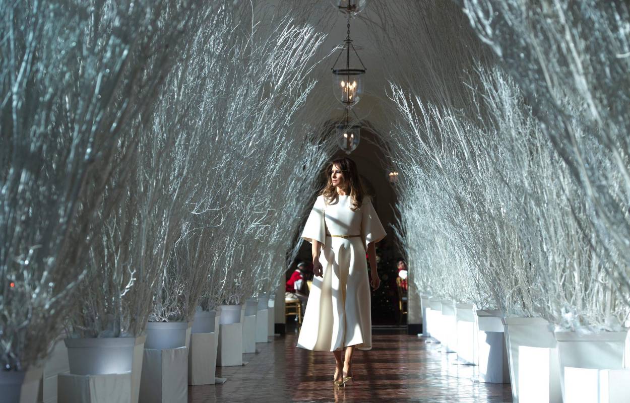 La primera dama recorrió las salas ornamentadas y comprobó que no faltara ningún detalle durante la presentación de la decoración. FOTO AFP