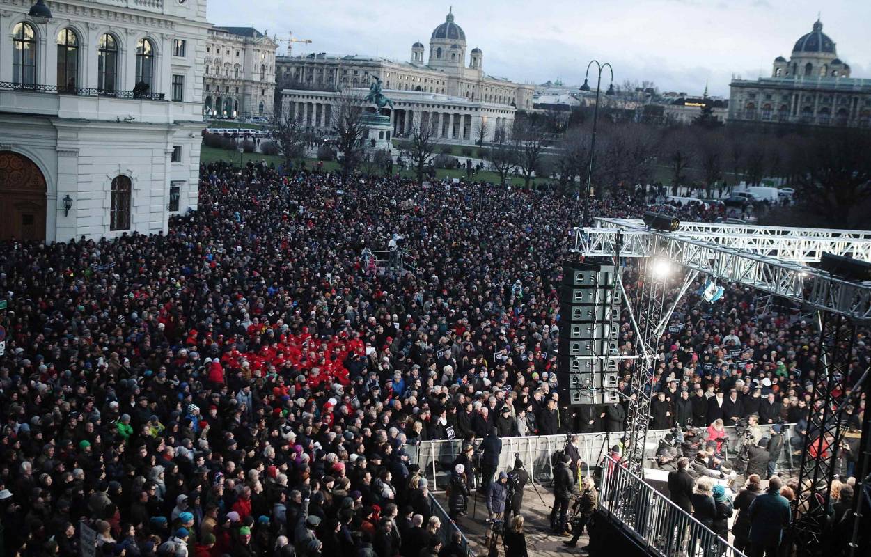 También unas 12.000 personas se concentraron en Viena, convocadas por el Gobierno y las comunidades religiosas, en repulsa a los ataques de París bajo el lema “Juntos contra el terrorismo”. FOTO REUTERS
