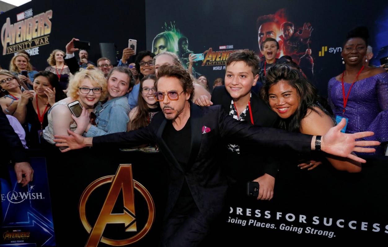 Robert Downey Jr con los fanáticos. FOTO Reuters