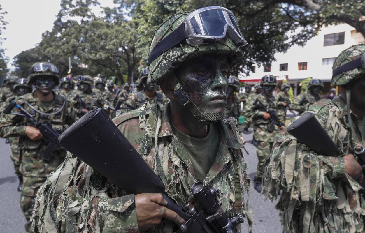La fiesta de independencia colmó la carrera 70 de Medellín, las Fuerzas Militares, los cuerpos de rescate y los indígenas compartieron con la gente que se volcó a las calles. Foto: Manuel Saldarriaga Quintero.