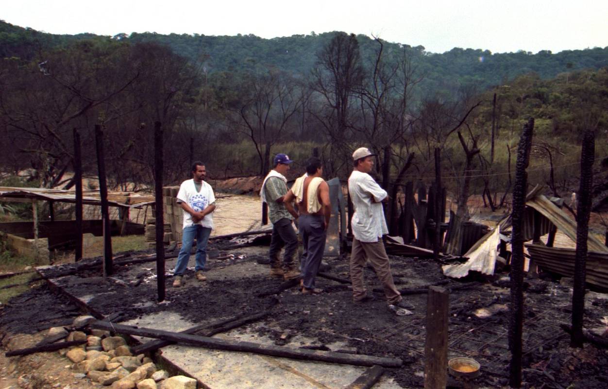 La explosión se generó en el kilómetro 177 del oleoducto. La lluvia de fuego duró varios minutos y el incendio estuvo activo por casi ocho horas. FOTO JESÚS ABAD COLORADO / EL COLOMBIANO