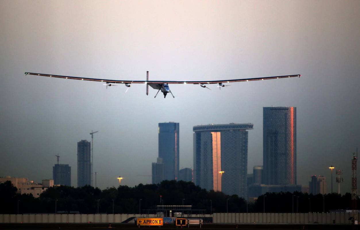 Solar Impulse estuvo detrás de la primera aeronave capaz de volar día y noche sin combustible, impulsada únicamente por la energía del sol. FOTO AFP