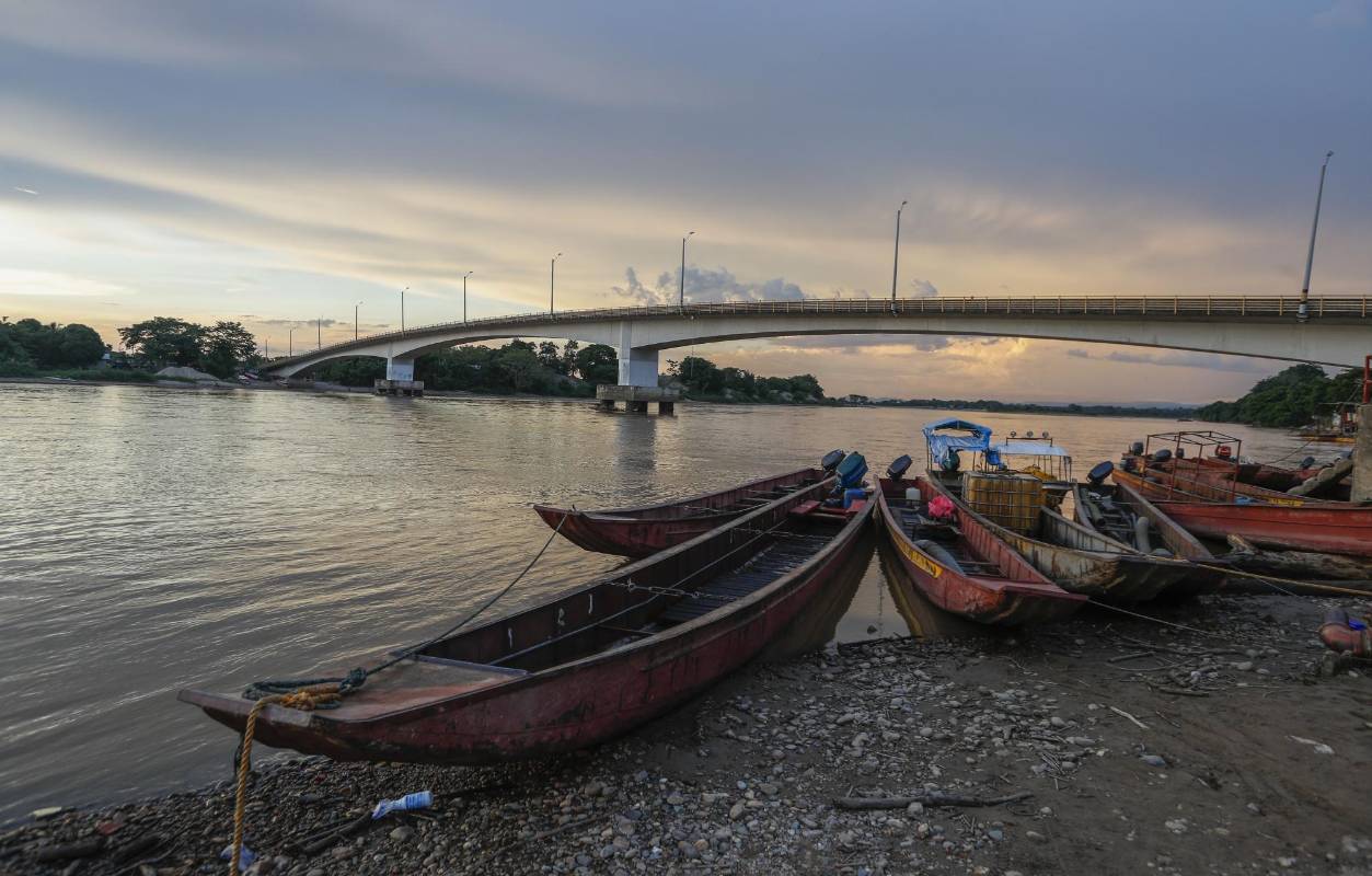 La troncal de la paz y el puente la libertad son consideradas las dos obras más importantes construidas en Zaragoza y El Bagre en 20 años. Su contratación tiene en apuros al actual gobernador de Antioquía Aníbal Gaviria. Foto: Manuel Saldarriaga Quintero.