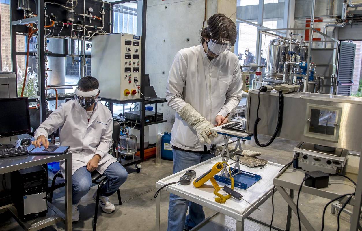 Los estudiantes deben cumplir con el distanciamiento social en los laboratorios, los equipos son sometidos a esterilizaciones para evitar contagios. Foto: Juan Antonio Sánches