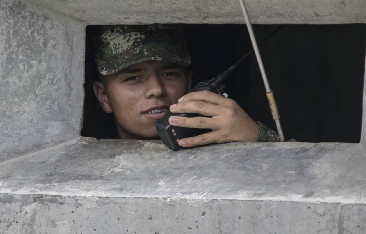 La Cuarta Brigada apoya las labores de seguridad en Hidroituango, de la mano del personal civil de vigilancia. FOTOS DE DONALDO ZULUAGA