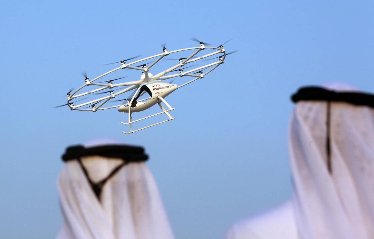 El dron, que funciona sin una guía a control remoto y tiene una duración máxima de vuelo de 30 minutos, cuenta con muchas herramientas en caso de problemas: baterías de repuesto, rotores y, para el peor escenario, un par de paracaídas. FOTO REUTERS