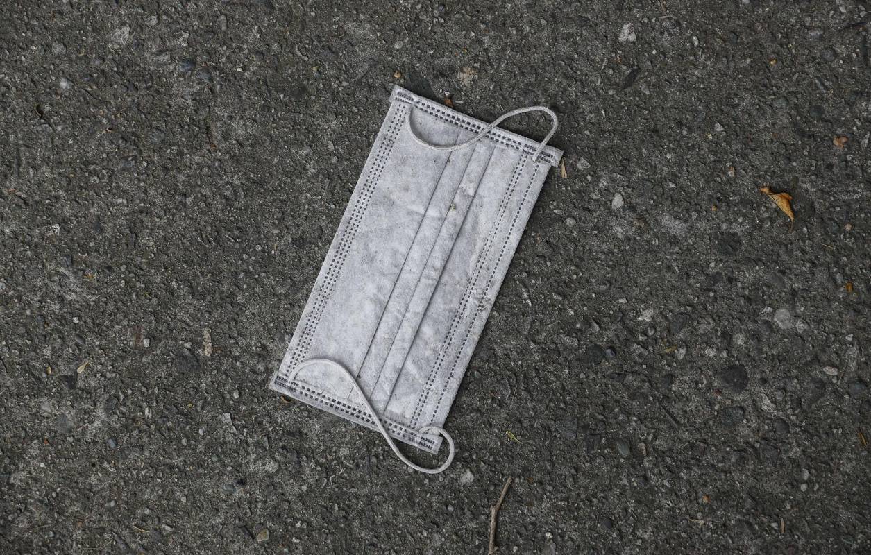 Los tapabocas que son elementos de bioseguridad, esos que protegen y salvan vidas, son tirados al piso como basura después de su uso. Una preocupante práctica porque genera contaminación y además un riesgo porque no se sabe el estado de salud de quien los usó. Foto: Manuel Saldarriaga Quintero.