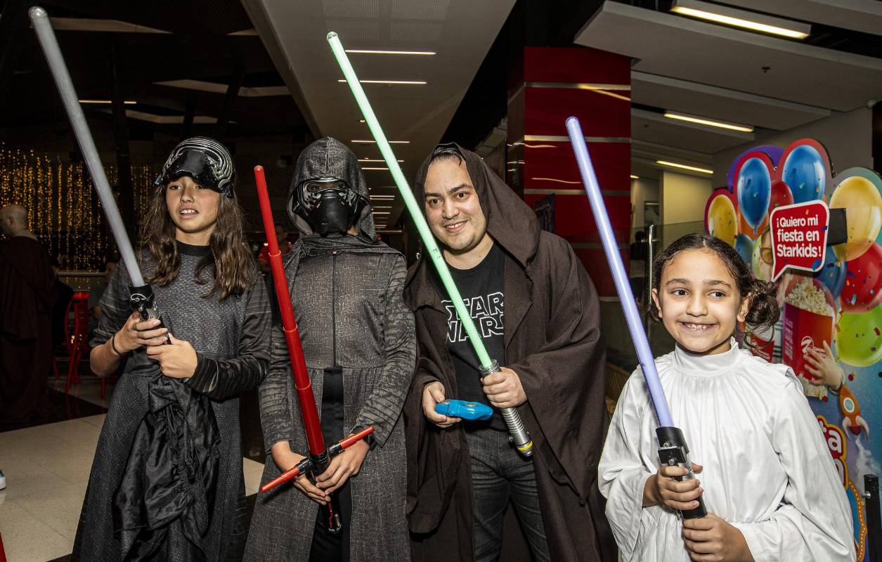 Aquí el lado oscuro junto a la princesa Leia. FOTO Jaime Pérez