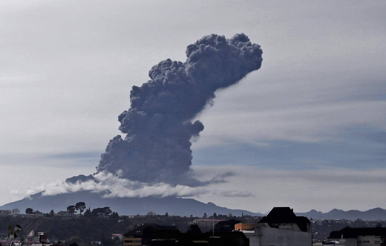 La nube emanada del volcán, situado en la región de Los Lagos, tiene unos cuatro kilómetros de altura y se dirigiría hacia el sureste, donde se ubican otras localidades que anteriormente no fueron afectadas por las erupciones.