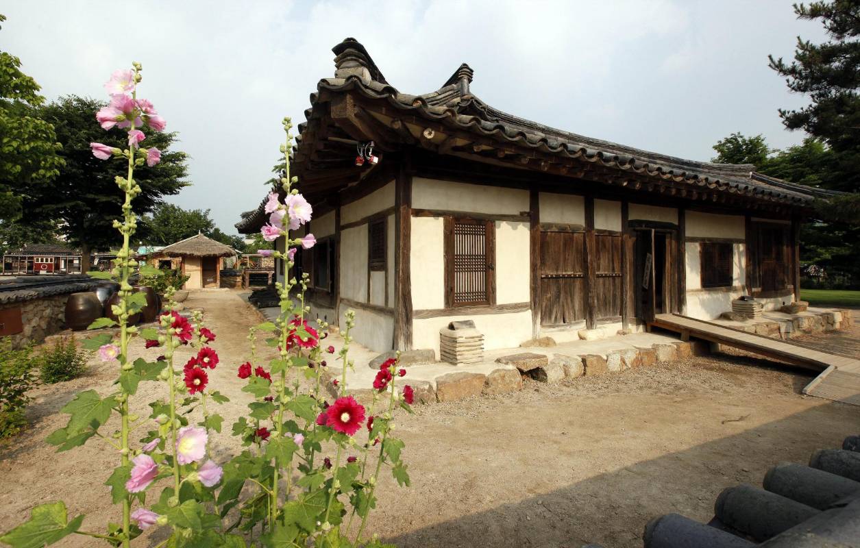 El Hanok, estilo arquitectónico de la tradición coreana utiliza las bondades de la piedra para mantener caliente la estructura en el frío invierno y lo mezcla con bellas tallas de madera en sus puertas que mantienen fresco durante el verano. Los cimientos casi siempre eran de piedra, los pisos de adobe y los techos curvos con tejas de barro en la parte exterior. Foto:Manuel Saldarriaga Quintero.