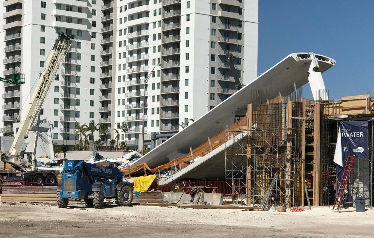 Un puente peatonal en Miami colapsó este jueves sobre una avenida de seis carriles y aplastó varios vehículos. FOTO AFP
